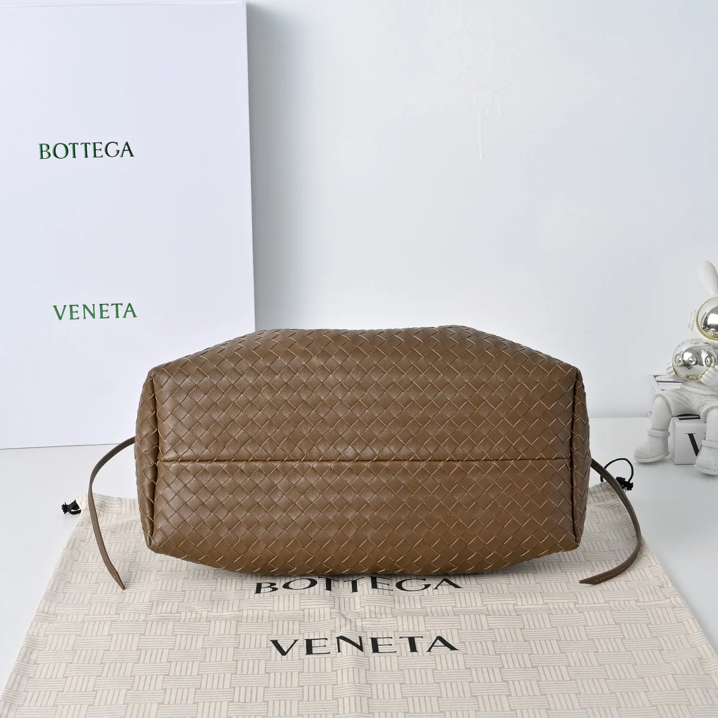 Batch 1860 Bv 2025 early spring series Pinacoteca medium tote handbag. The front is made of classic Intreccia woven cow leather. It is low-key and luxurious. The flip side is made of warm suede. It instantly switches to a lazy and casual style. It has a large interior capacity. It is no pressure to carry a computer for commuting. It is also thoughtfully matched with a small detachable bag. It is full of security. The woven texture is so delicate that you can't put it down. The highlight is that it is super versatile. Come and get your new bag😝 Model: 4371 Size: 34*20*14cm